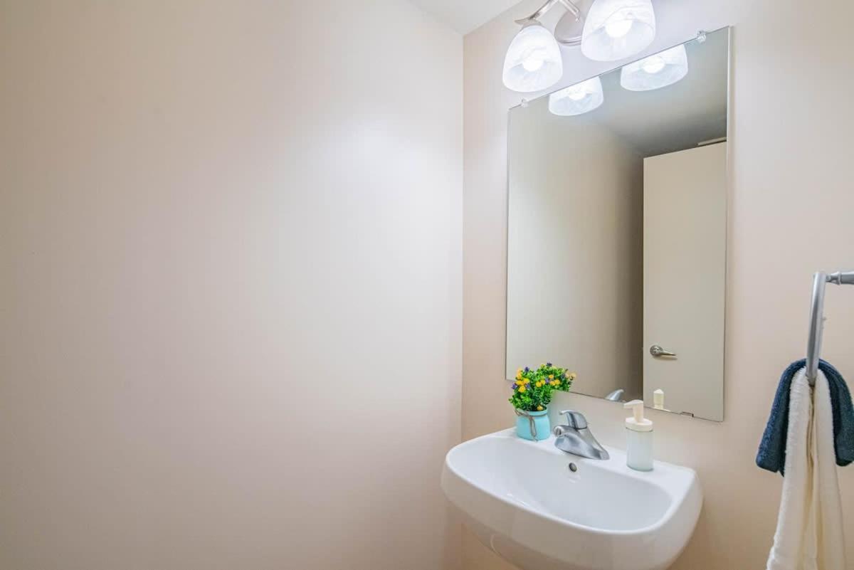 Lavish 21st Floor High Rise, Gym, Parking, Pool, Golf Apartment