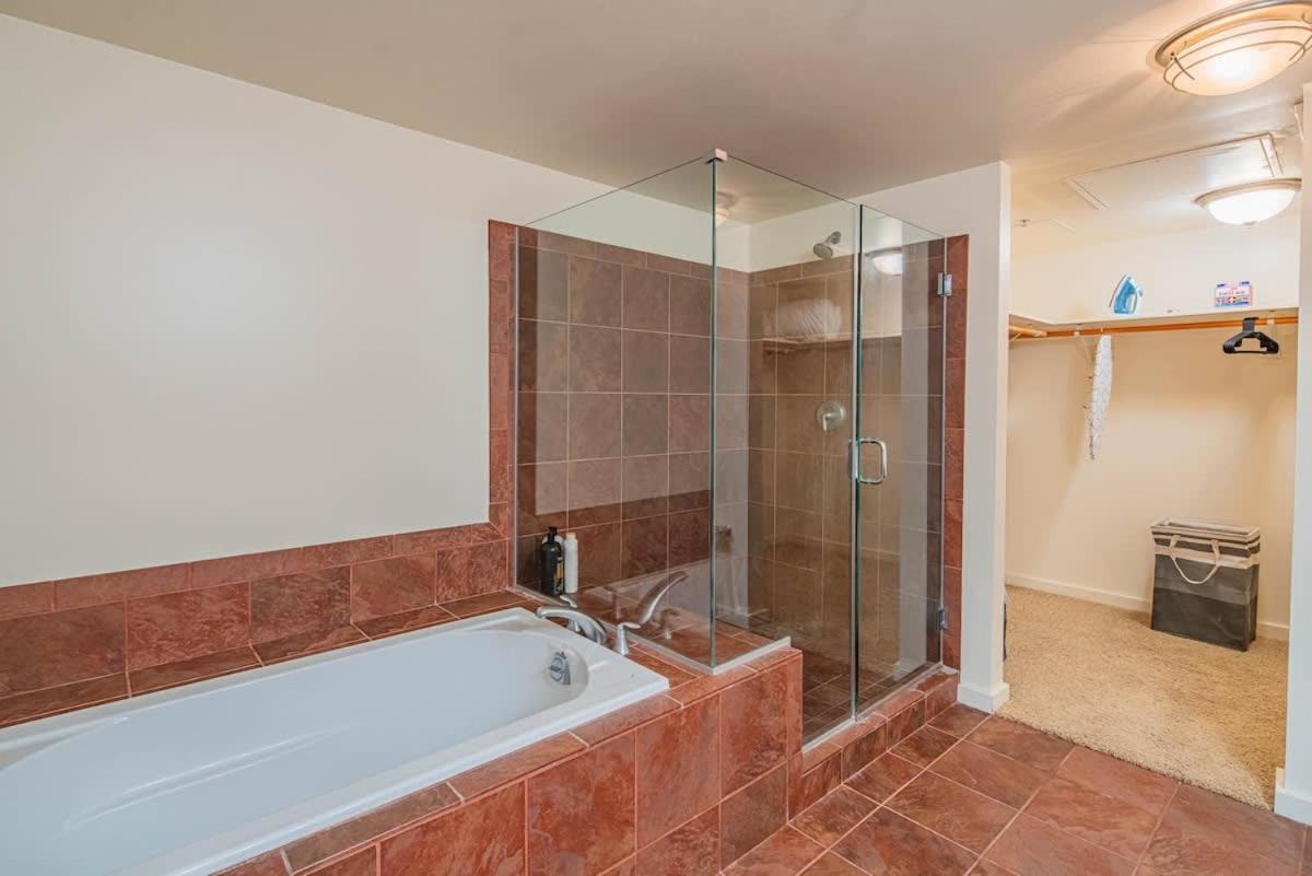 Apartment Lavish 21st Floor High Rise, Gym, Parking, Pool, Golf