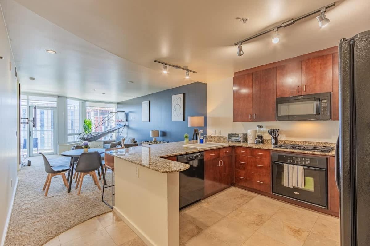 Apartment Lavish 21st Floor High Rise, Gym, Parking, Pool, Golf