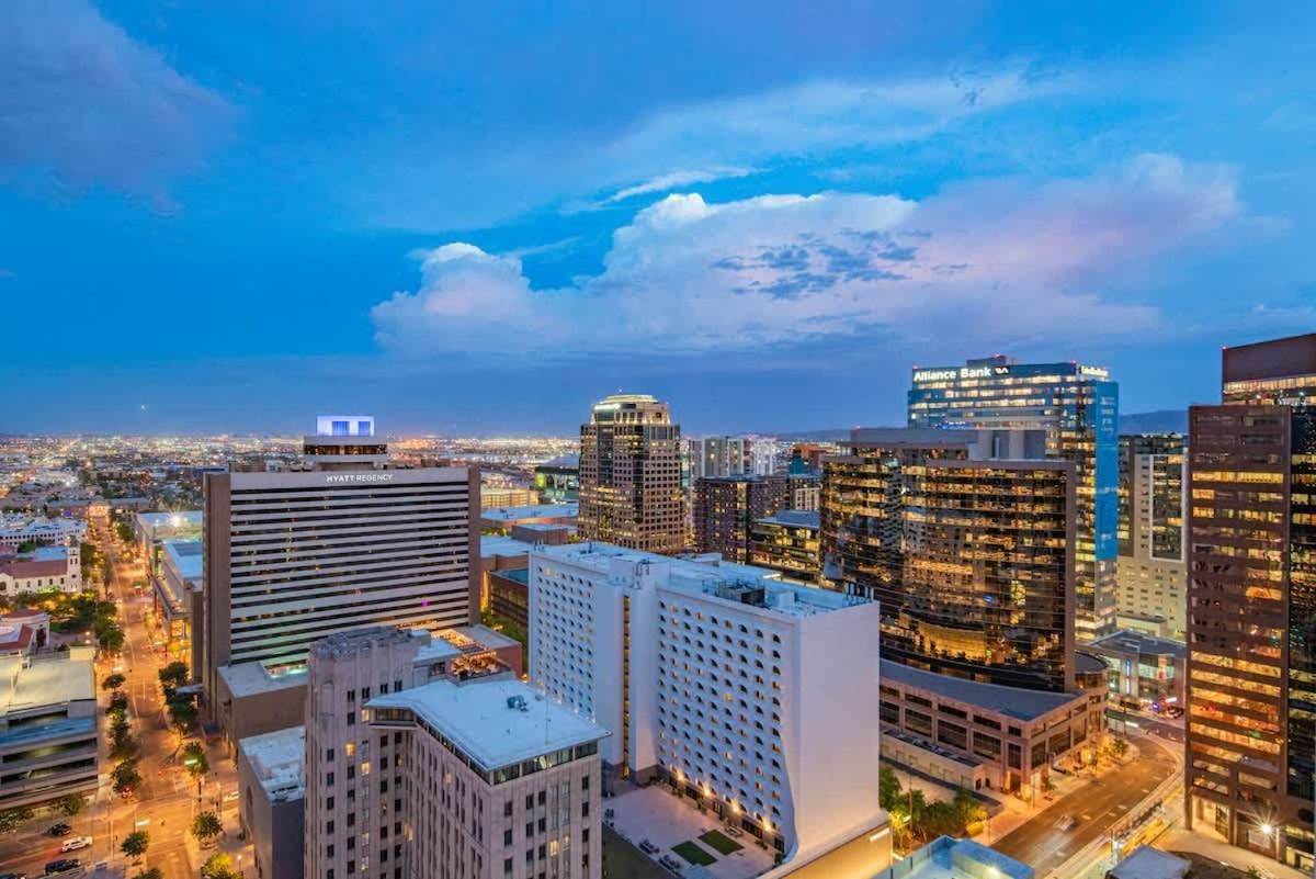 Lavish 21st Floor High Rise, Gym, Parking, Pool, Golf *