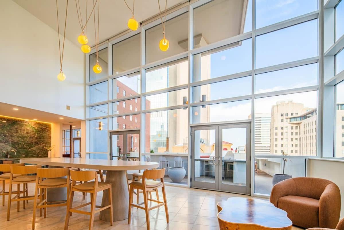 Apartment Lavish 21st Floor High Rise, Gym, Parking, Pool, Golf