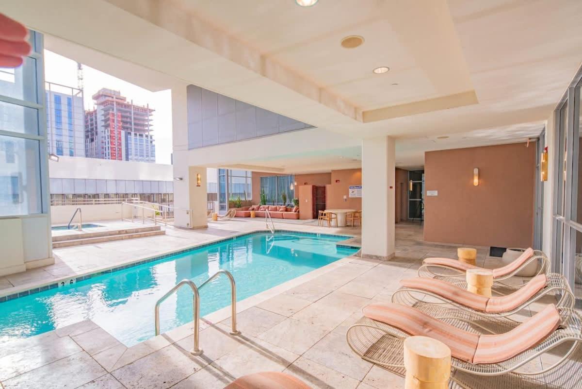 Apartment Lavish 21st Floor High Rise, Gym, Parking, Pool, Golf *