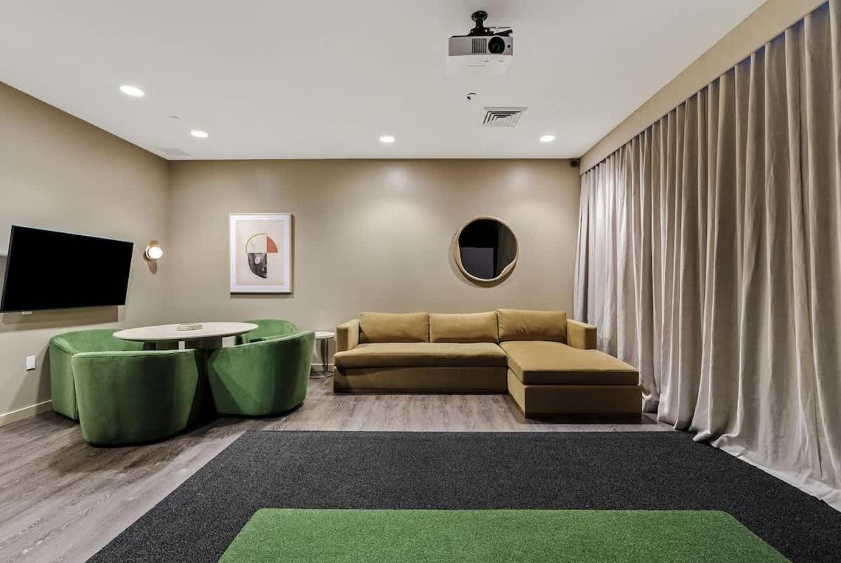 Lavish 21st Floor High Rise, Gym, Parking, Pool, Golf Apartment Phoenix